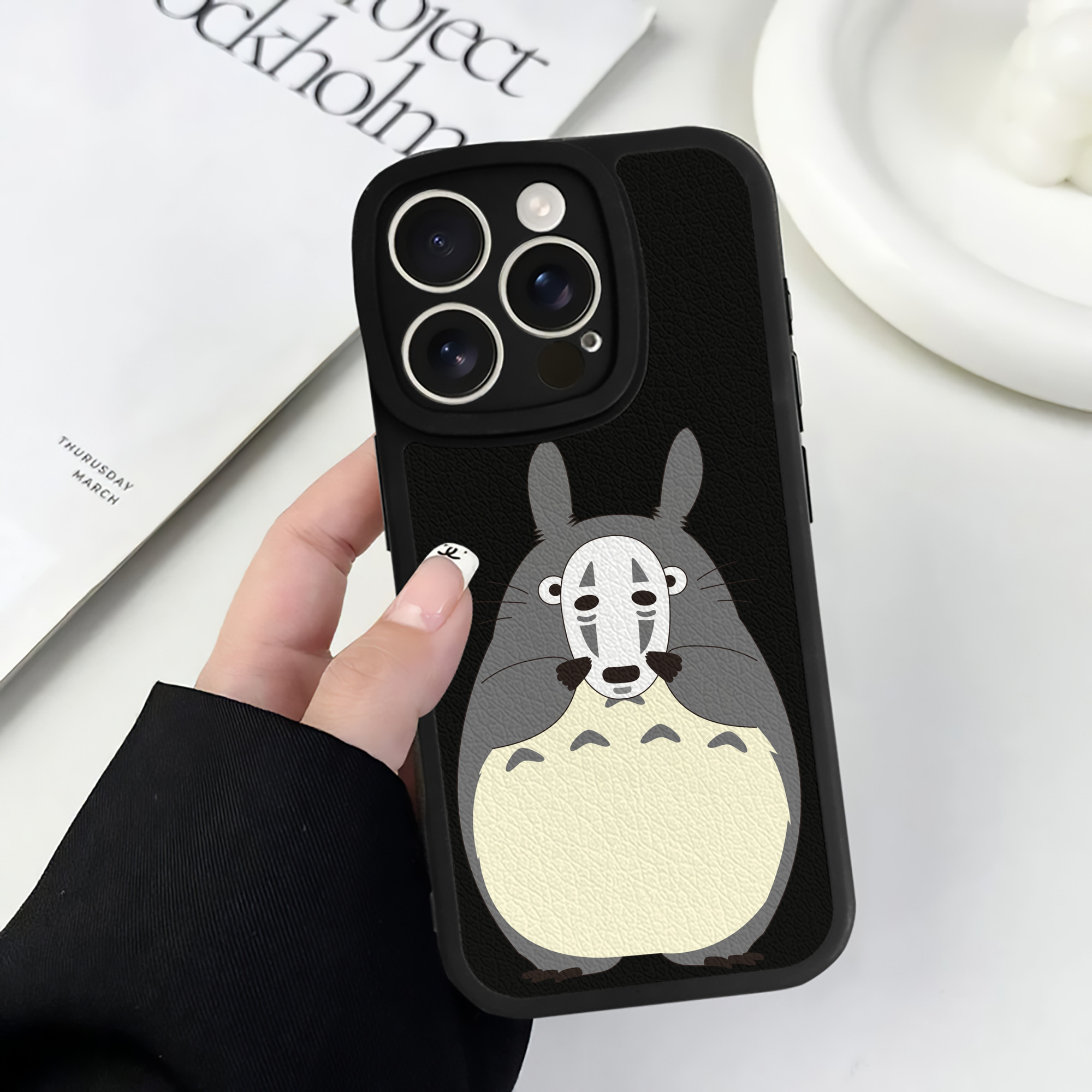 （画像用） となりのトトロ 草壁メイ 草壁サツキ My Neighbor Totoro Satsuki Kusakabe Mei Kusakabe 【iPhone 16シリーズ対応】シリコンスマホケース（レザー調） 材質：シリコン